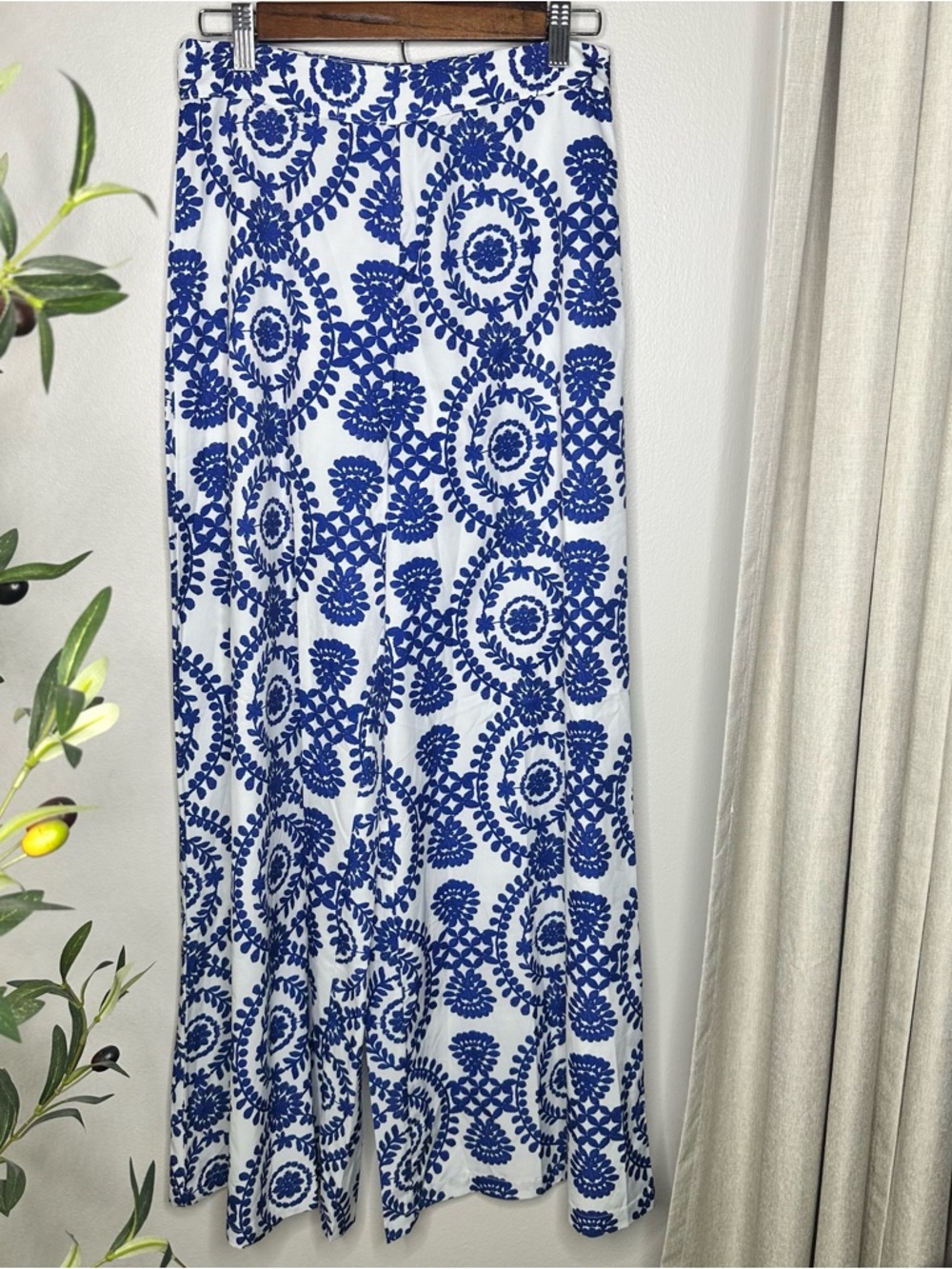 SHEIN Blue and White Printed Pants Size Small